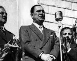 Encendido discurso de Juan Domingo Perón a una multitud en Plaza de Mayo