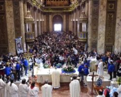 La Catedral desbordada por los villeros devotos de la Virgen paraguaya