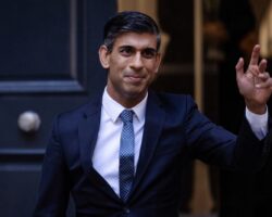 Xenofobia al palo: después de las “cárceles flotantes”, UK evalúa usar pulseras electrónicas para migrantes