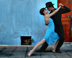 El llamado de Buenos Aires: un sábado más, entre revoluciones y tango. Por Julio Fernández Baraibar